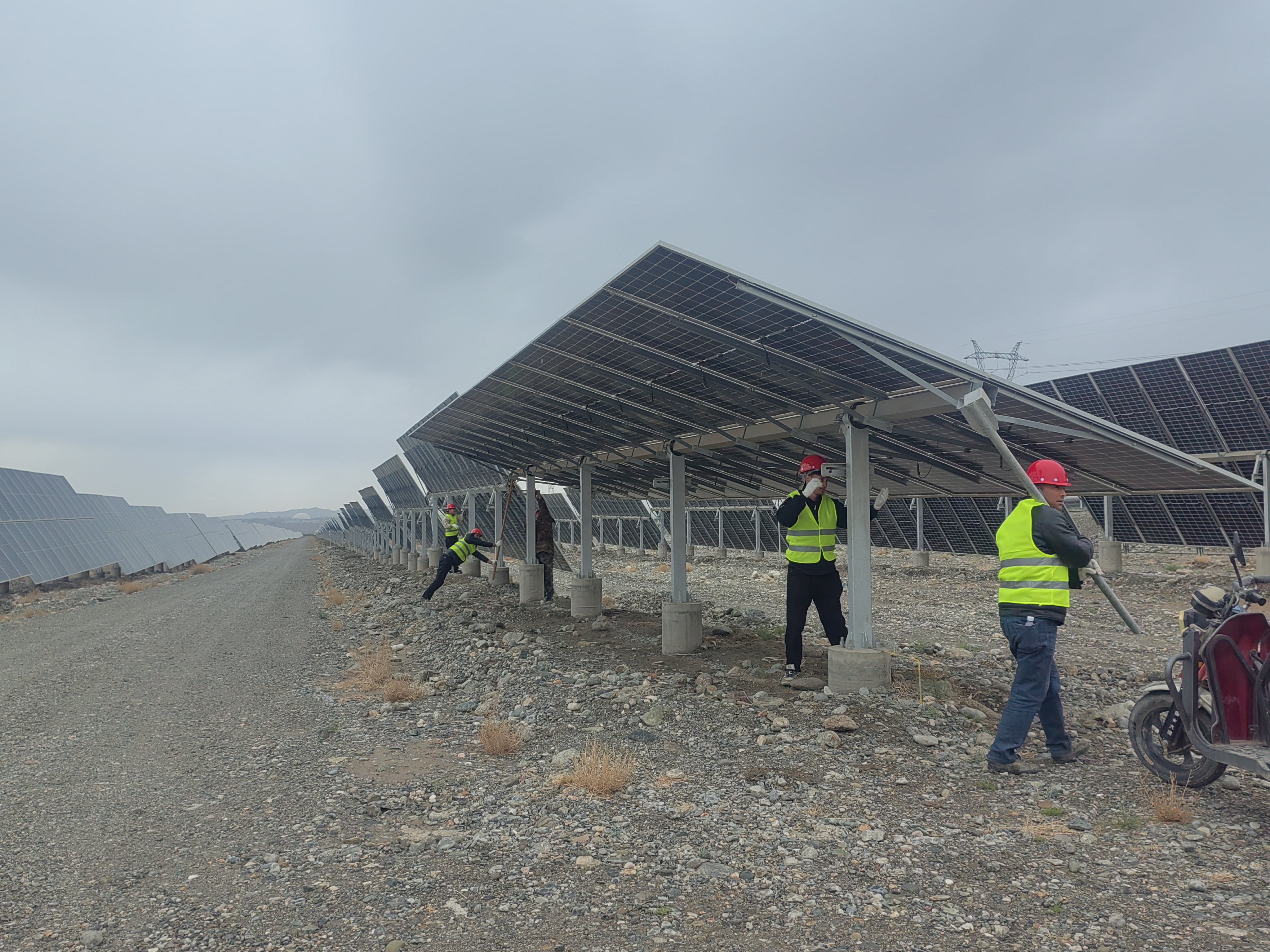 案例|利豪娱乐电力在阿克陶光伏电站完成机械人洗濯试点和组件运维服